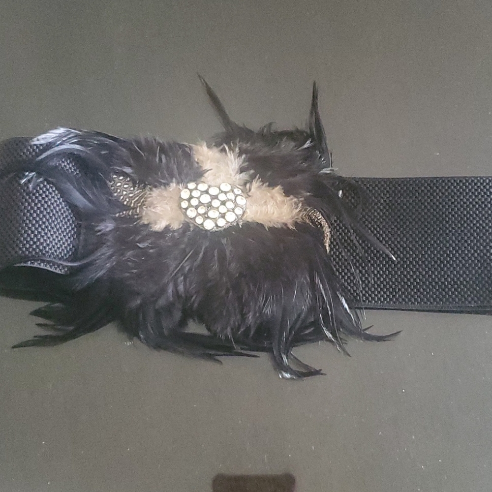 Nwot waist cinch belt w/heart black, creme feather